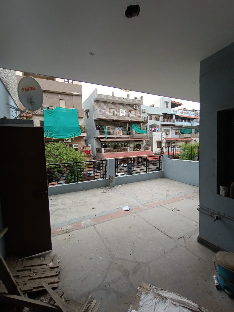 3 BHK DDA Flat for Sale in Block R, Dilshad Garden – First Floor photo
