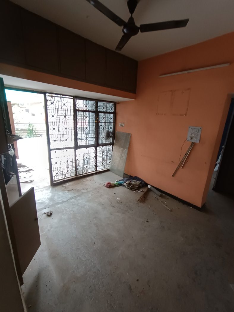 3 BHK DDA Flat for Sale in Block R, Dilshad Garden – First Floor — photo 5