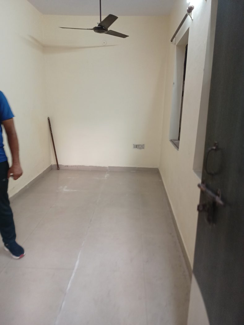 Pocket -D LIG dilshad garden flat for sale ready to move — photo 3