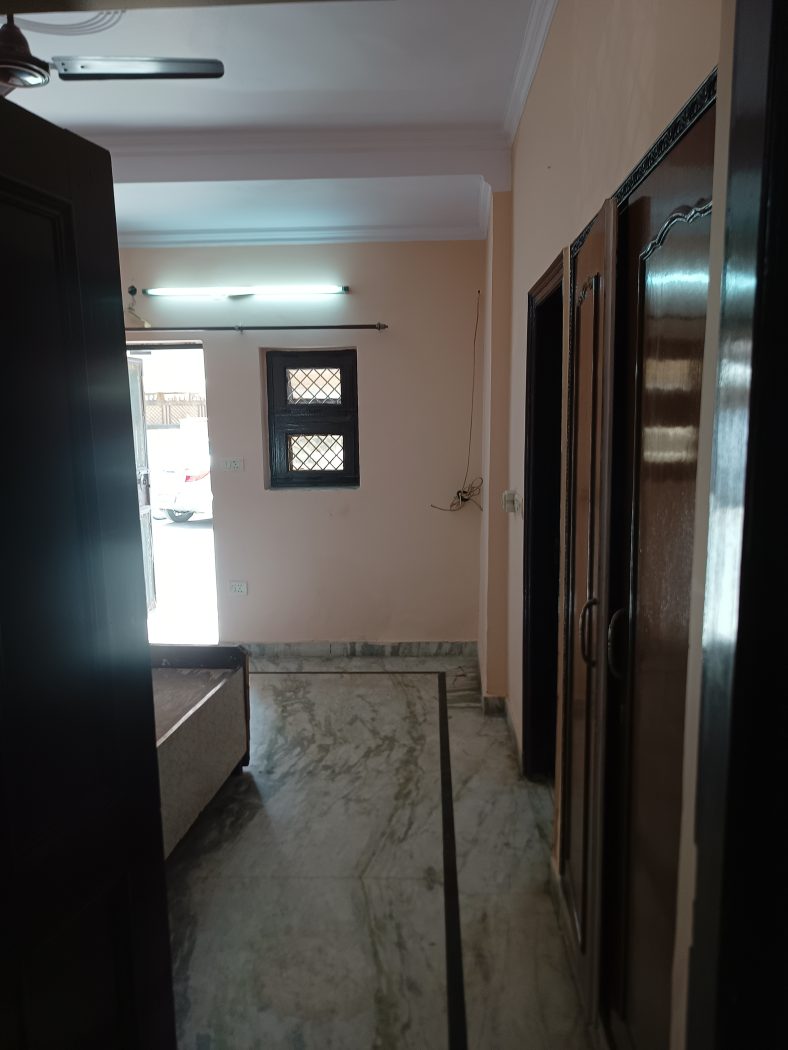 3 -BHK JANTA DDA FLAT IN SALE BLOCK -B DILSHAD GARDEN photo