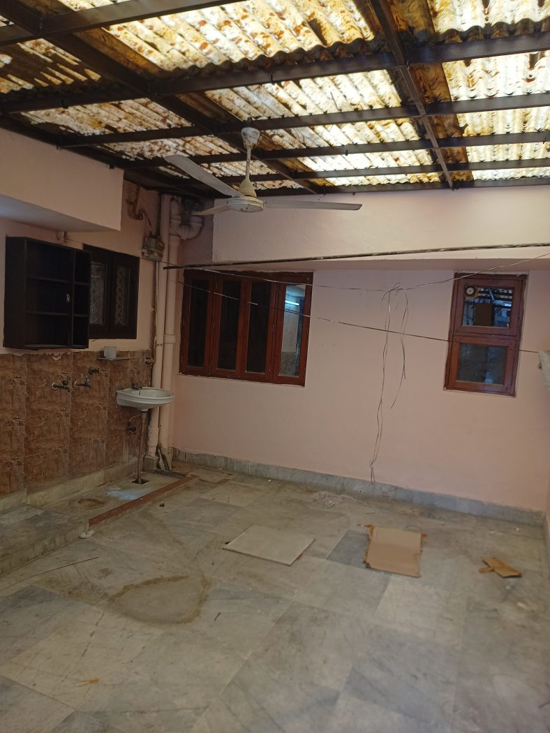 3 -BHK JANTA DDA FLAT IN SALE BLOCK -B DILSHAD GARDEN — photo 4