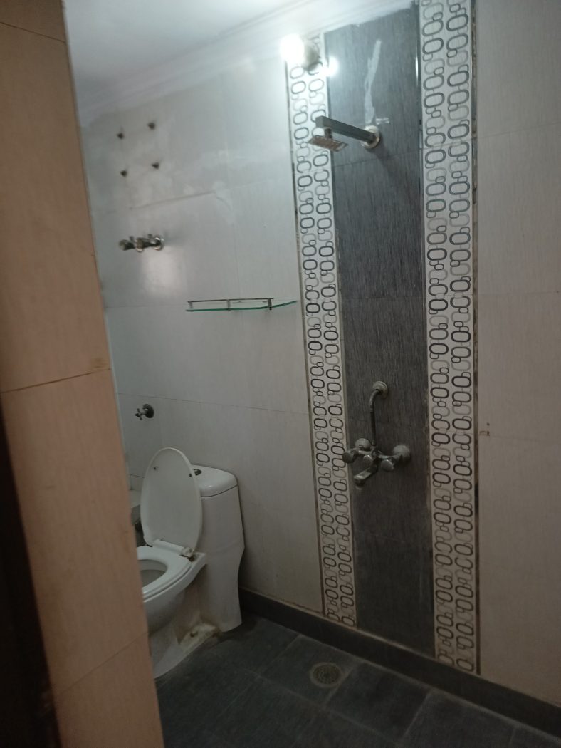 3 -BHK JANTA DDA FLAT IN SALE BLOCK -B DILSHAD GARDEN — photo 10