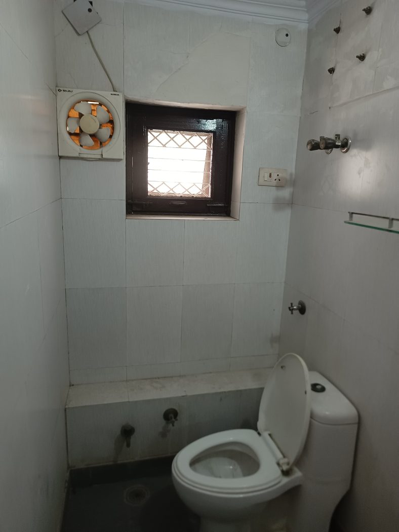 3 -BHK JANTA DDA FLAT IN SALE BLOCK -B DILSHAD GARDEN — photo 11