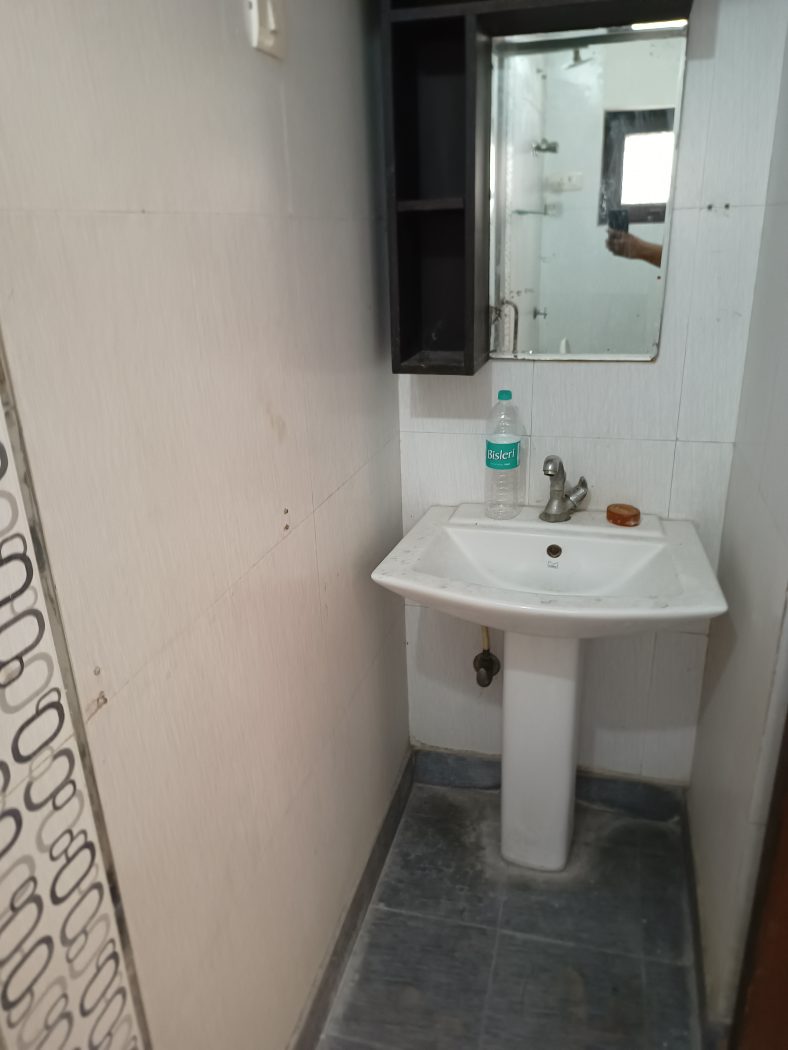 3 -BHK JANTA DDA FLAT IN SALE BLOCK -B DILSHAD GARDEN — photo 12